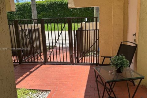 Condo in Miami, Florida, 3 bedrooms  № 1846141 - photo 1