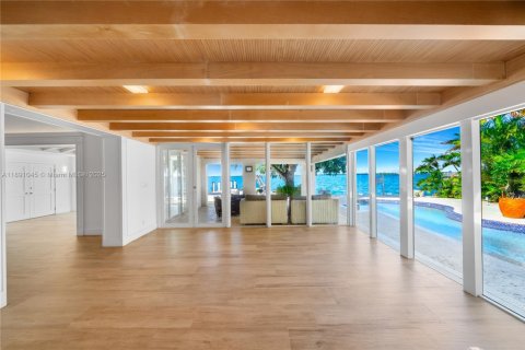 Casa en venta en Miami Beach, Florida, 5 dormitorios, 449.37 m2 № 1946271 - foto 18