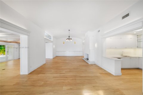 Casa en venta en Miami Beach, Florida, 5 dormitorios, 449.37 m2 № 1946271 - foto 21