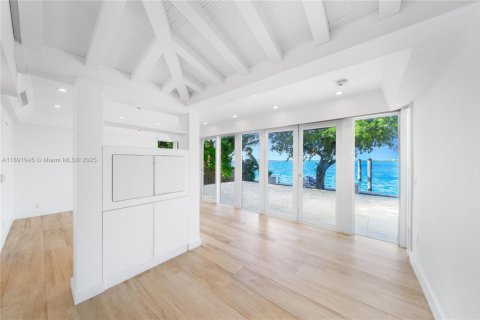 Casa en venta en Miami Beach, Florida, 5 dormitorios, 449.37 m2 № 1946271 - foto 24