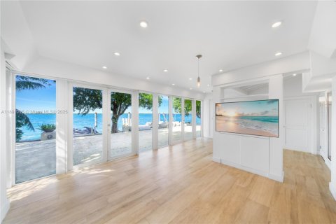 Casa en venta en Miami Beach, Florida, 5 dormitorios, 449.37 m2 № 1946271 - foto 23