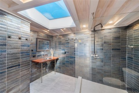 Casa en venta en Miami Beach, Florida, 5 dormitorios, 449.37 m2 № 1946271 - foto 28