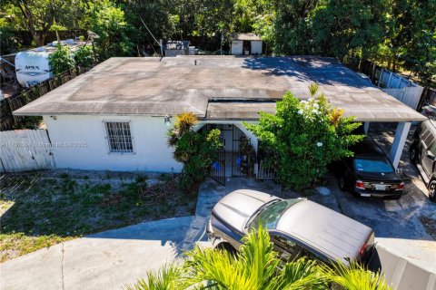 House in North Miami, Florida 2 bedrooms, 128.76 sq.m. № 1959511 - photo 2