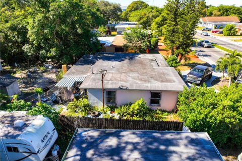 House in North Miami, Florida 2 bedrooms, 128.76 sq.m. № 1959511 - photo 4