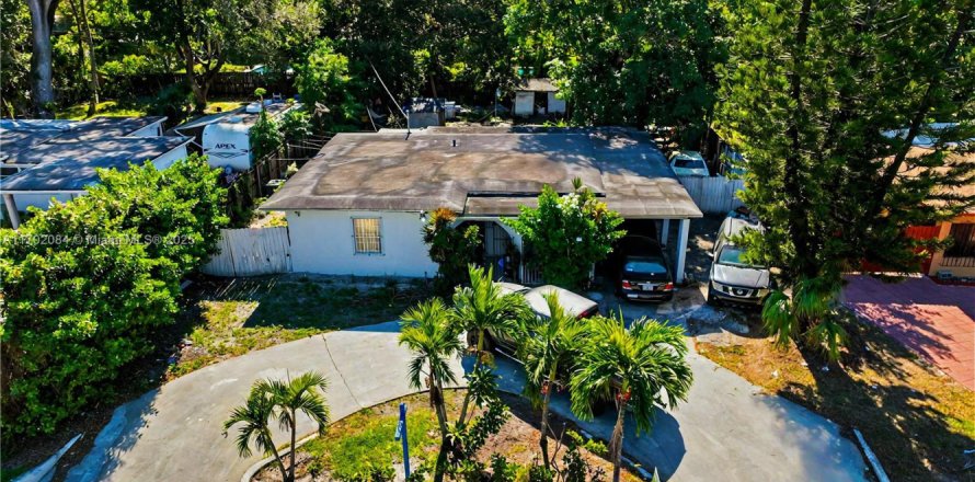 House in North Miami, Florida 2 bedrooms, 128.76 sq.m. № 1959511