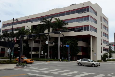Commercial property in Bay Harbor Islands, Florida № 2044760