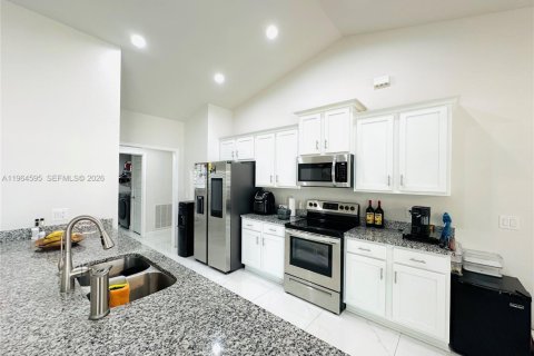 Villa ou maison à vendre à Cape Coral, Floride: 4 chambres, 237.55 m2 № 2027331 - photo 8