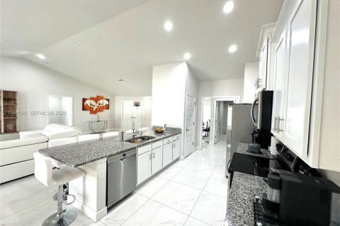 Villa ou maison à vendre à Cape Coral, Floride: 4 chambres, 237.55 m2 № 2027331 - photo 30