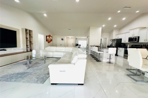 Villa ou maison à vendre à Cape Coral, Floride: 4 chambres, 237.55 m2 № 2027331 - photo 19