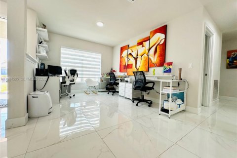 Villa ou maison à vendre à Cape Coral, Floride: 4 chambres, 237.55 m2 № 2027331 - photo 4