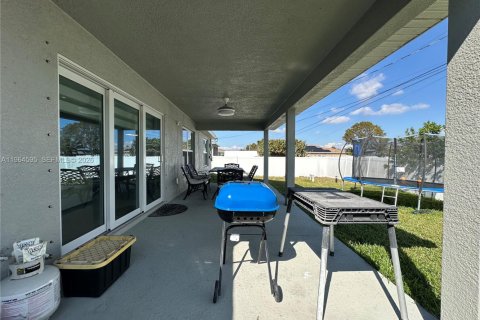 Villa ou maison à vendre à Cape Coral, Floride: 4 chambres, 237.55 m2 № 2027331 - photo 13