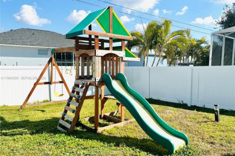 Villa ou maison à vendre à Cape Coral, Floride: 4 chambres, 237.55 m2 № 2027331 - photo 16