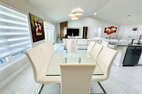 Villa ou maison à vendre à Cape Coral, Floride: 4 chambres, 237.55 m2 № 2027331 - photo 11