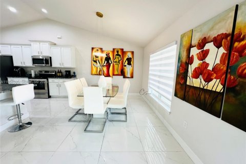 Villa ou maison à vendre à Cape Coral, Floride: 4 chambres, 237.55 m2 № 2027331 - photo 9