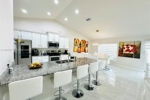 Villa ou maison à vendre à Cape Coral, Floride: 4 chambres, 237.55 m2 № 2027331 - photo 7