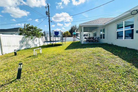 Villa ou maison à vendre à Cape Coral, Floride: 4 chambres, 237.55 m2 № 2027331 - photo 15