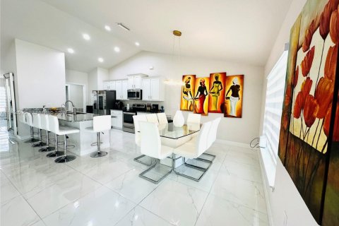 Villa ou maison à vendre à Cape Coral, Floride: 4 chambres, 237.55 m2 № 2027331 - photo 10