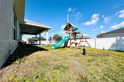 Villa ou maison à vendre à Cape Coral, Floride: 4 chambres, 237.55 m2 № 2027331 - photo 17