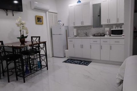 House in Miami, Florida 4 bedrooms, 164.16 sq.m. № 2062444 - photo 22