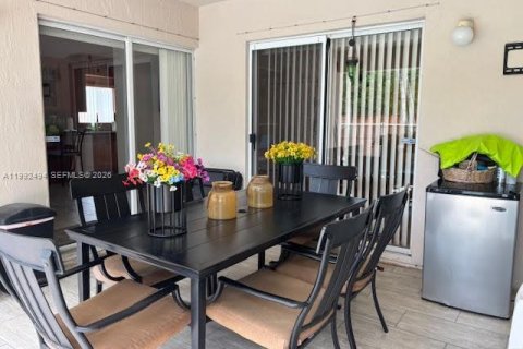 House in Miami, Florida 4 bedrooms, 164.16 sq.m. № 2062444 - photo 3