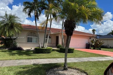 House in Miami, Florida 4 bedrooms, 164.16 sq.m. № 2062444 - photo 1