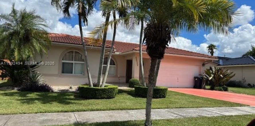 House in Miami, Florida 4 bedrooms, 164.16 sq.m. № 2062444