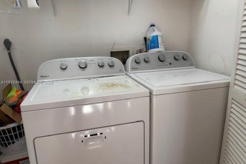 House in Miami, Florida 4 bedrooms, 164.16 sq.m. № 2062444 - photo 12