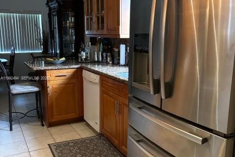 House in Miami, Florida 4 bedrooms, 164.16 sq.m. № 2062444 - photo 9