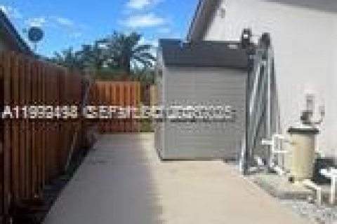 House in Miami, Florida 4 bedrooms, 164.16 sq.m. № 2062444 - photo 2