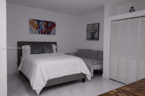 House in Miami, Florida 4 bedrooms, 164.16 sq.m. № 2062444 - photo 23