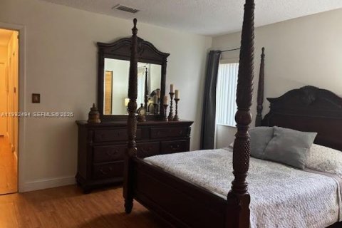 House in Miami, Florida 4 bedrooms, 164.16 sq.m. № 2062444 - photo 17