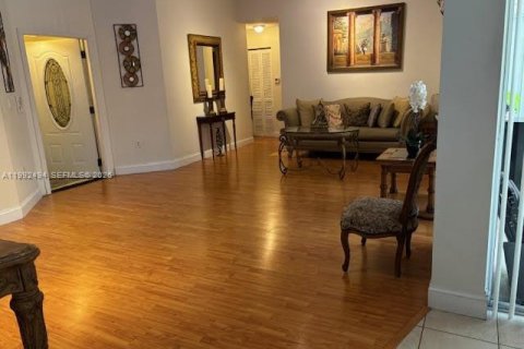 House in Miami, Florida 4 bedrooms, 164.16 sq.m. № 2062444 - photo 13