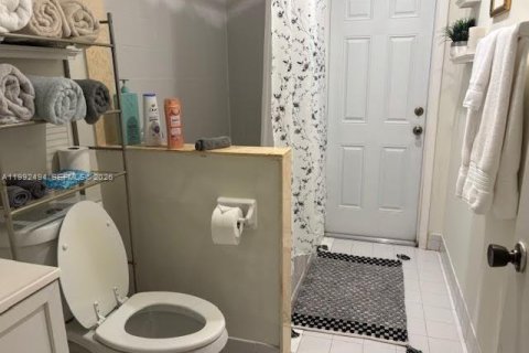 House in Miami, Florida 4 bedrooms, 164.16 sq.m. № 2062444 - photo 16