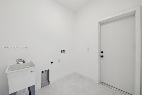 House in Lehigh Acres, Florida 3 bedrooms № 2169392 - photo 9