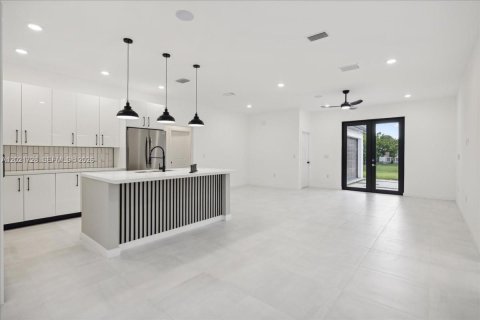 House in Lehigh Acres, Florida 3 bedrooms № 2169392 - photo 7