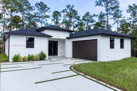 House in Lehigh Acres, Florida 3 bedrooms № 2169392 - photo 2
