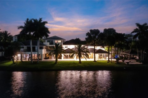 House in Doral, Florida 9 bedrooms, 1084.73 sq.m. № 1091703 - photo 1