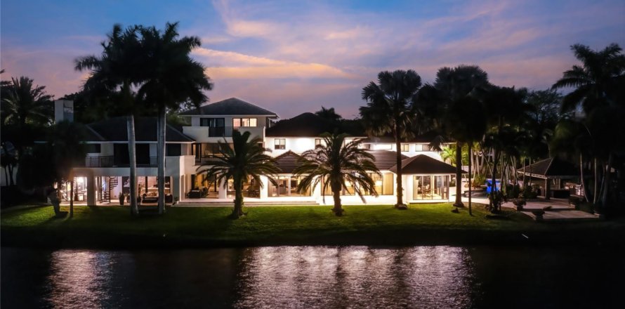 House in Doral, Florida 9 bedrooms, 1084.73 sq.m. № 1091703