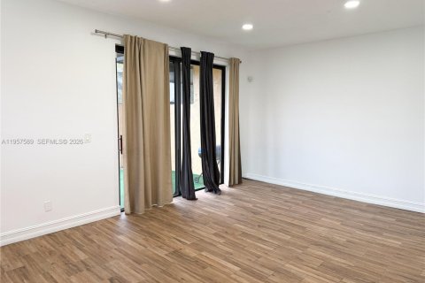 Touwnhouse à louer à Pembroke Pines, Floride: 3 chambres, 136.75 m2 № 2079843 - photo 10