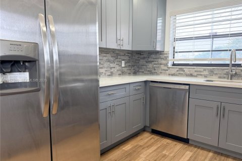 Touwnhouse à louer à Pembroke Pines, Floride: 3 chambres, 136.75 m2 № 2079843 - photo 4