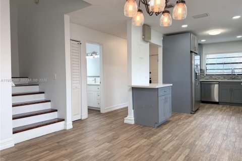 Touwnhouse à louer à Pembroke Pines, Floride: 3 chambres, 136.75 m2 № 2079843 - photo 12