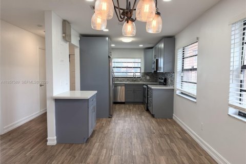 Touwnhouse à louer à Pembroke Pines, Floride: 3 chambres, 136.75 m2 № 2079843 - photo 3