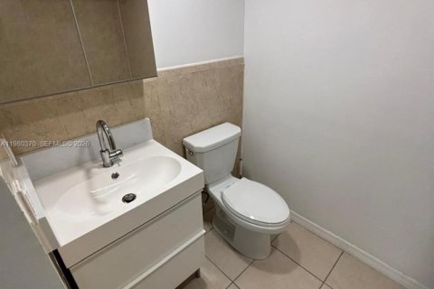 Condo in Miami, Florida, 2 bedrooms  № 2045562 - photo 8