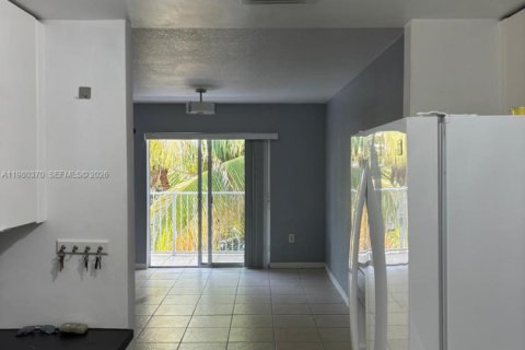 Condo in Miami, Florida, 2 bedrooms  № 2045562 - photo 13