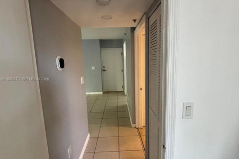 Condo in Miami, Florida, 2 bedrooms  № 2045562 - photo 10