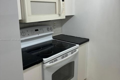 Condo in Miami, Florida, 2 bedrooms  № 2045562 - photo 12