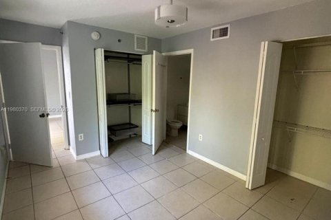 Condo in Miami, Florida, 2 bedrooms  № 2045562 - photo 14