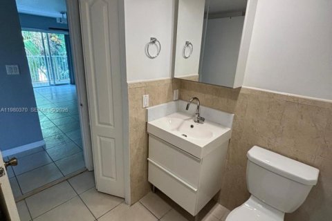 Condo in Miami, Florida, 2 bedrooms  № 2045562 - photo 11