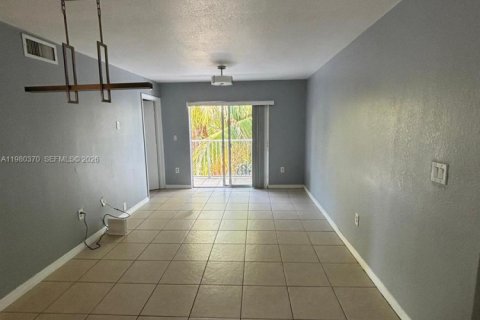 Condo in Miami, Florida, 2 bedrooms  № 2045562 - photo 2