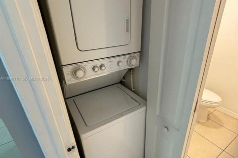 Condo in Miami, Florida, 2 bedrooms  № 2045562 - photo 16